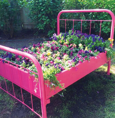  Jennifer Goldstein painted an old bed frame to use it as a flower bed. 