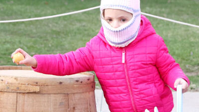  Hundreds hunt for eggs at Troy Historic Village 