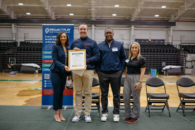  Detroit Mayor Mary Sheffield provides a proclamation to Pat Sharrow and other Project Play members. 