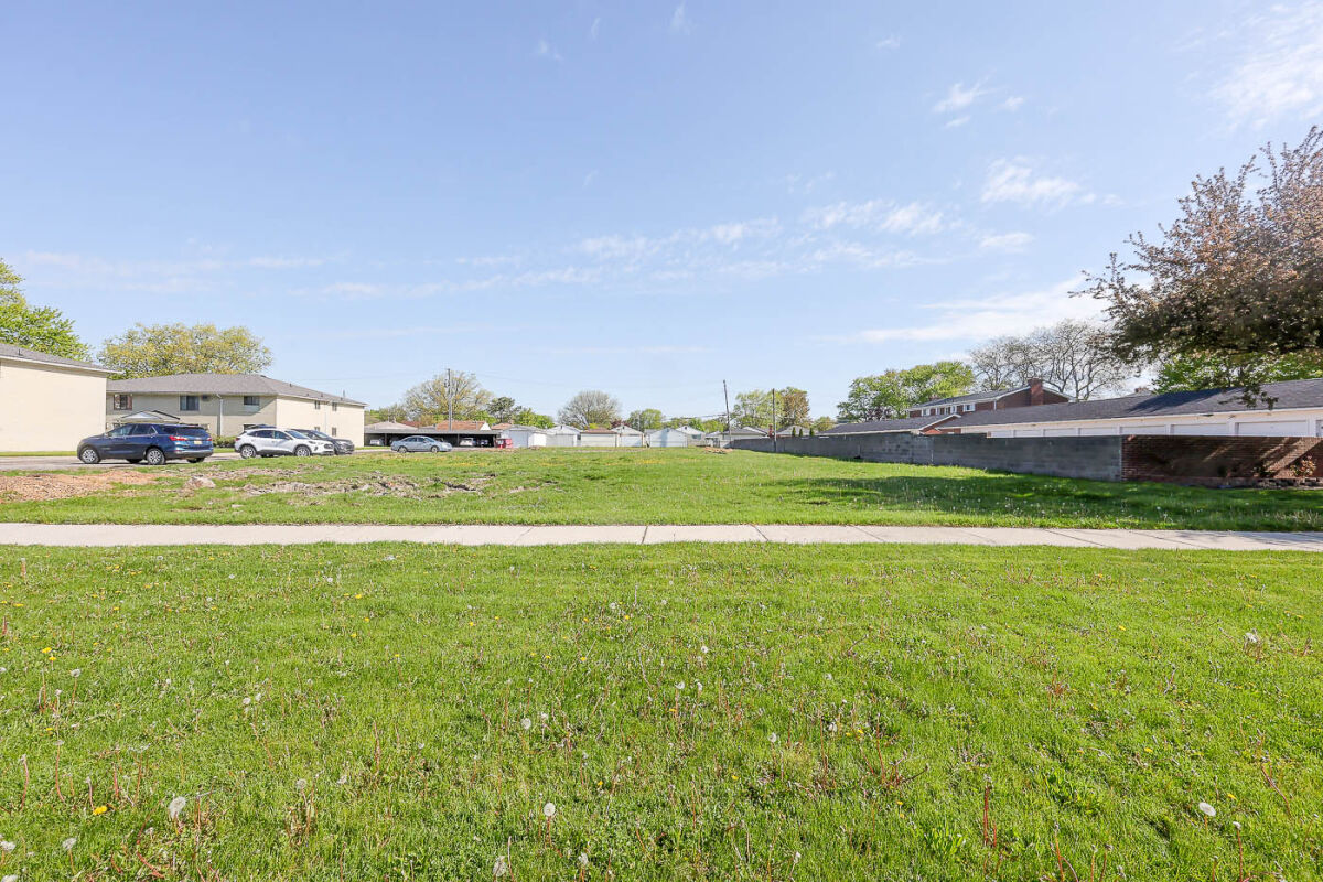  A new 10-unit apartment complex is proposed to be on 12 Mile Road in St. Clair Shores.  