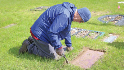  Volunteers clean veterans&rsquo; graves leading up to Memorial Day parade 