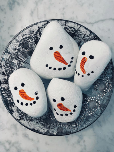  Painting rocks as festive characters is a  budget-conscious way to make a stylish decoration. 