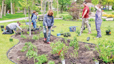  Volunteers add rain garden to McKinley Park 