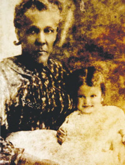  Gwendolyn Hubbard’s great-grandmother Rachel McGruder holding Hubbard’s grandmother in the early 1900s. 