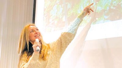  Local children’s author and illustrator speaks with Novi elementary students 