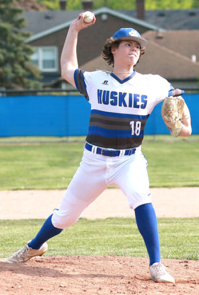  Lakeview junior Bryce Ong pitches during Lakeview’s game against Port Huron. 