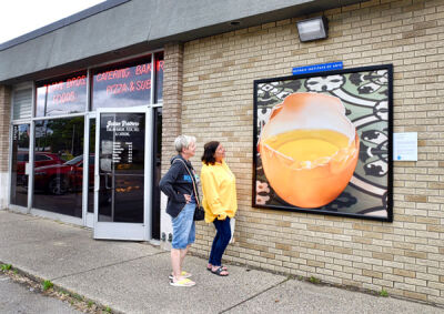  Denise Everly and Fran Jagger, both of Clawson, admire a piece of art before heading into a bakery in the downtown. 