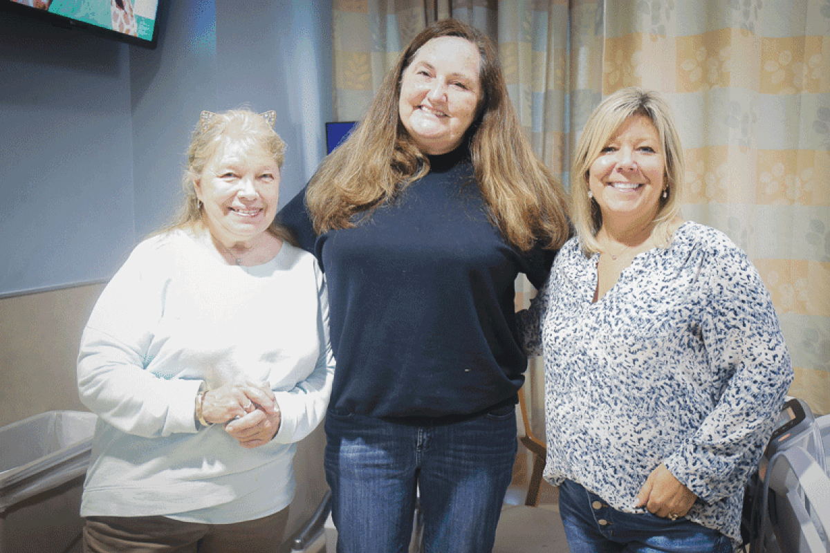  Deborah Monroe, center, visits Maria Fields, left, and Maria’s daughter Ronni Majewski at Royal Oak Beaumont Hospital Oct. 1. Monroe helped Maria’s husband Fredrick when he got in a car crash outside her Madison Heights home. He is now recovering at the hospital.  