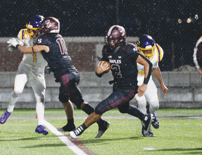  Seaholm senior quarterback Colton Kinnie carries the ball during Seaholm’s 20-0 win over Avondale. 