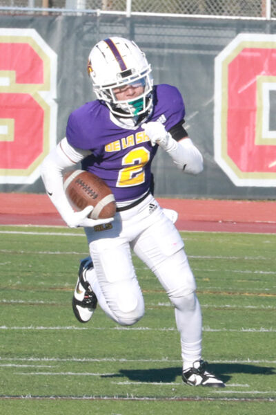  De La Salle sophomore wideout Damion King IV carries the ball during De La Salle’s 45-19 win on Nov. 18 at Troy Athens High School. 