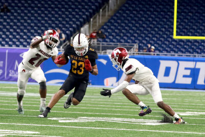  De La Salle junior wideout Phoenix Glassnor carries the ball after a catch through the Muskegon defense. 