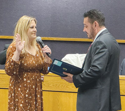  Councilwoman Linda Bertges gets sworn in by Judge Mark Fratarcangeli at the City Council meeting on Nov. 20. 