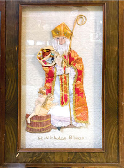  A Sinterklaas made of cloth is displayed in the Belgian American Museum. 
