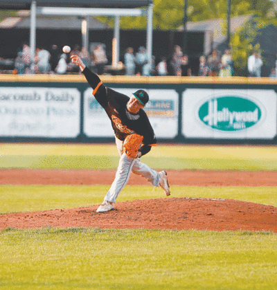  Eastside Diamond Hoppers’ pitcher Pierce Banks signed with the Minnesota Twins on May 28. 