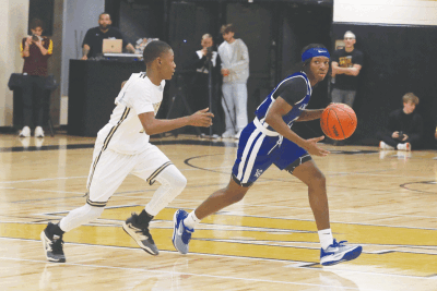  L’Anse Creuse senior guard Quincy Dorsey looks for an open teammate. 