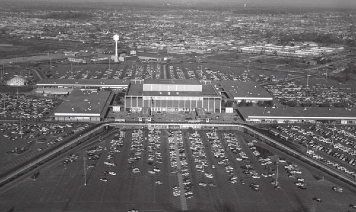  When Northland opened in 1954, it drew people from all over to Southfield. At one point, the Southfield mall had the highest sales of any shopping center in the United States. 