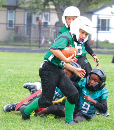  A Green Hornets ball carrier sheds a Warren Jets tackler as he looks to gain yards. 