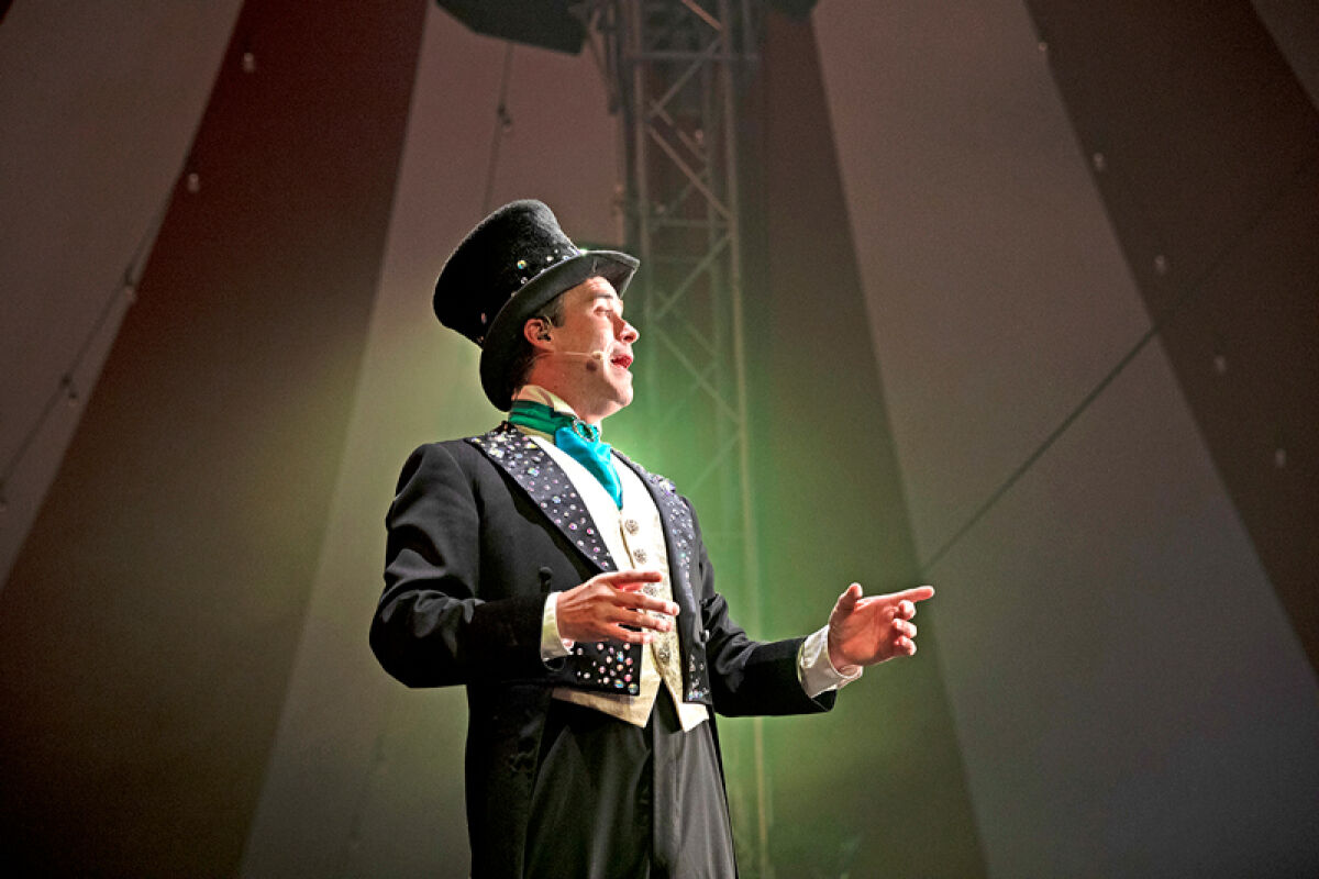  Kevin Venardos, founder and producer of Venardos Circus, entertains a crowd. 