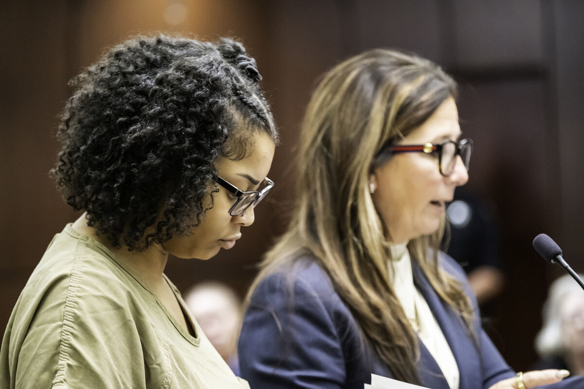  Kimora Launmei Hodges, left, stands at the podium with her attorney, Mariell Lehman, during her sentencing hearing Thursday, Oct. 2, 2025, in the 16th Circuit Court in Mount Clemens. 