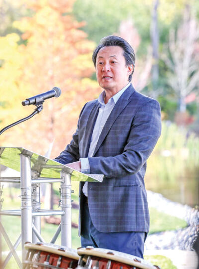  Sakura Novi partner Phil Kim addresses a crowd gathered for the dedication of the Sakura garden. 