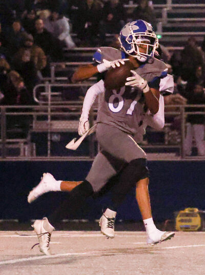  Lakeview wide receiver Donel Jordan catches a pass before running into the endzone for Lakeview’s second touchdown of the game.  