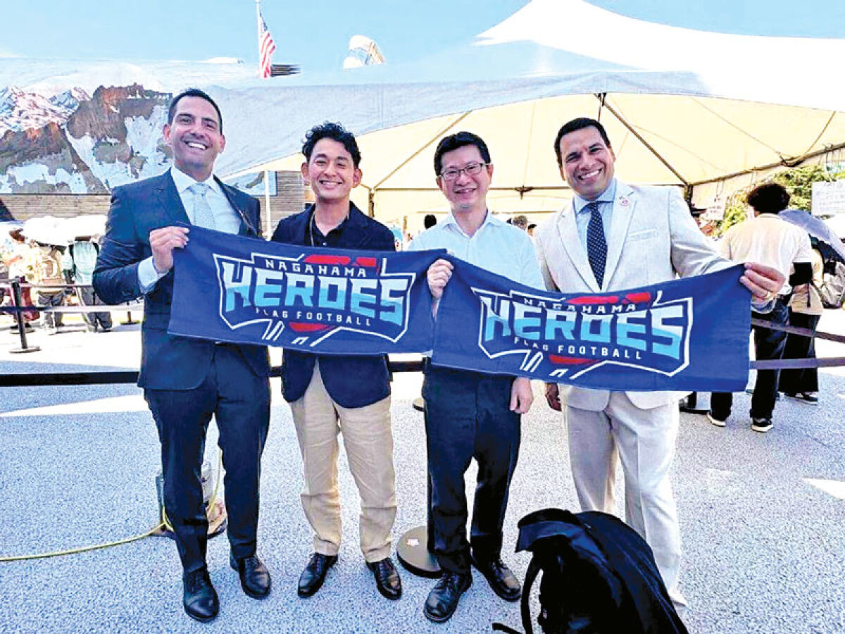  Novi Mayor Justin Fischer, left, and City Manager Victor Cardenas, far right, pose for a picture with Kazuma Ito, left-center, president of the Nagahama Heroes, and Motoyoshi Ohtsuka, president of Ohtsuka American and Ohtsuka Sangyo Material in September. 