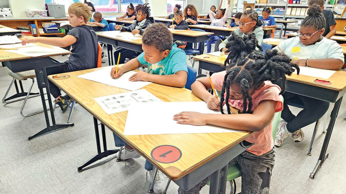  A group of Pleasantview Elementary School students work in the STEM classroom. 