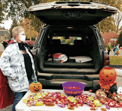  Local residents can volunteer to pass out candy to trick-or-treaters this Halloween at the Fraser Public Library’s trunk or treat celebration. 